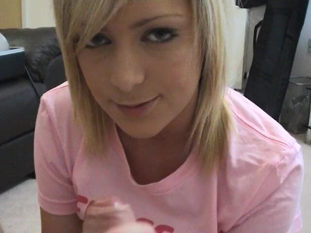 Hot Girlz: Jhana succhia il grosso cazzo bianco e si masturba dopo...