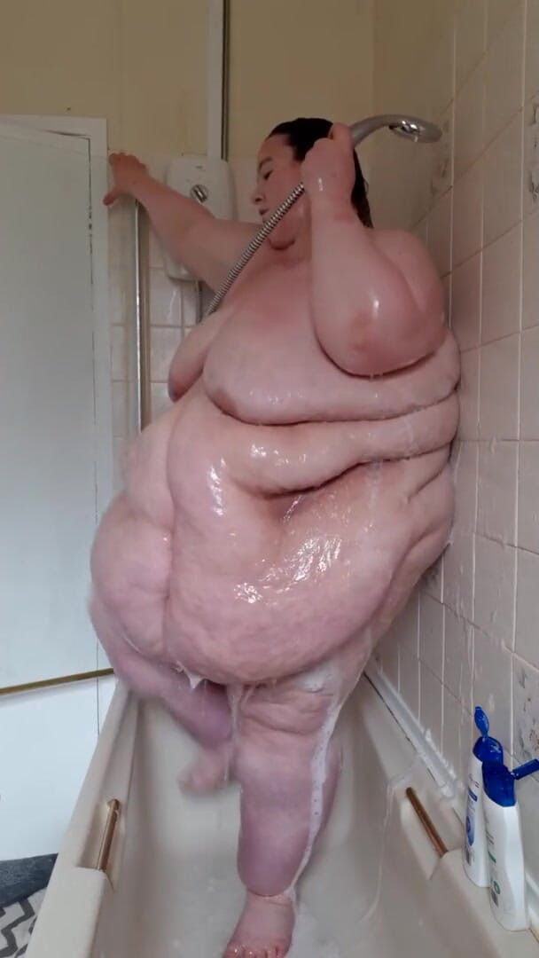 SSBBWLadyBrads: Большая толстая богиня моет себя