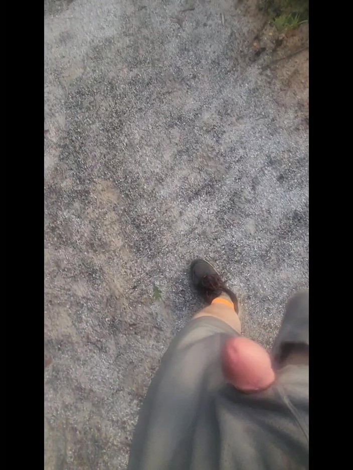 Djk31314: 트럭 정류장에서 산책하러 갔어