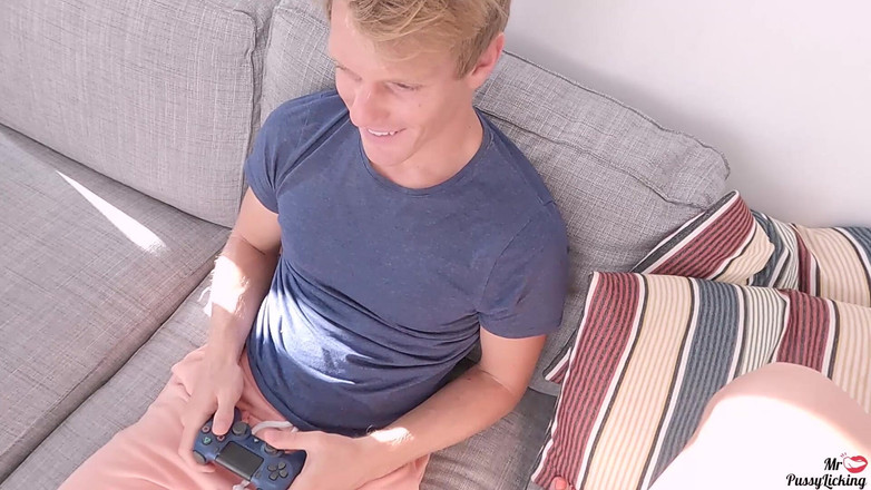 MrPussyLicking: Гра з її пиздою замість відеоігор - сидіння на обличчі та вибуховий кричущий оргазм