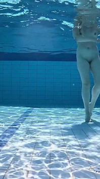 Fétiche de la natation - nage à poil sous l’eau