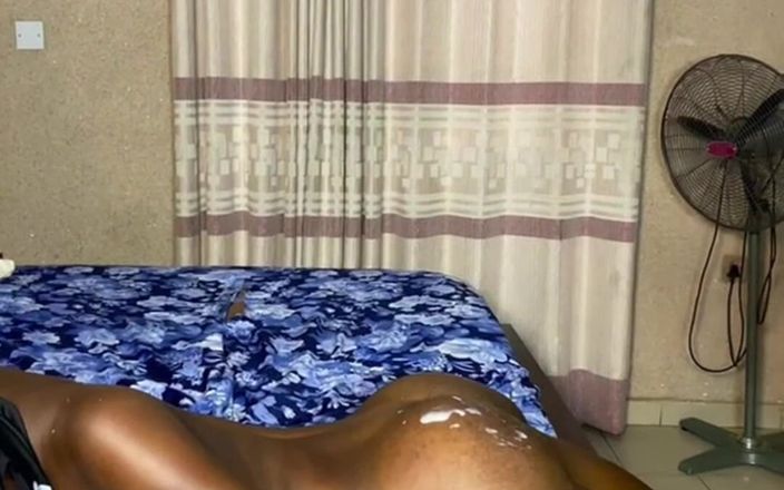 Naughtyafrican: Oiled up