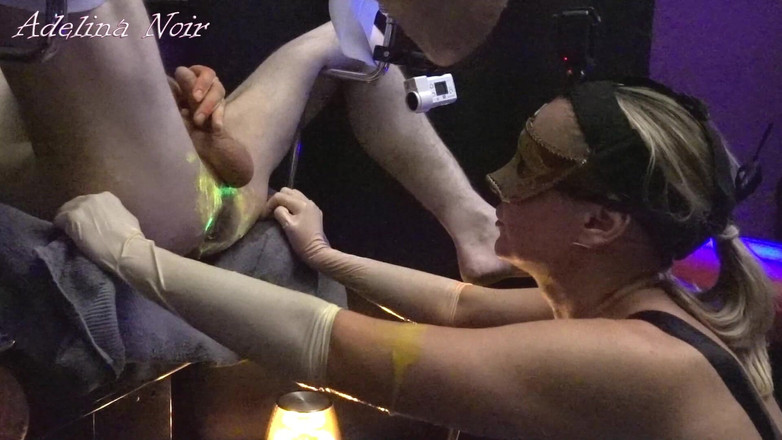 FISTINGQUEEN: UV neonové světlo fisting Adelina Noir a Fistdude
