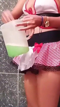 Sleduji svou macechu, jak masturbuje při čištění sprchy. Chtěla bych ho tvrdě praštit svým ptákem.