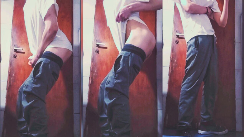 Fabreth films: 18岁女孩在大学浴室里