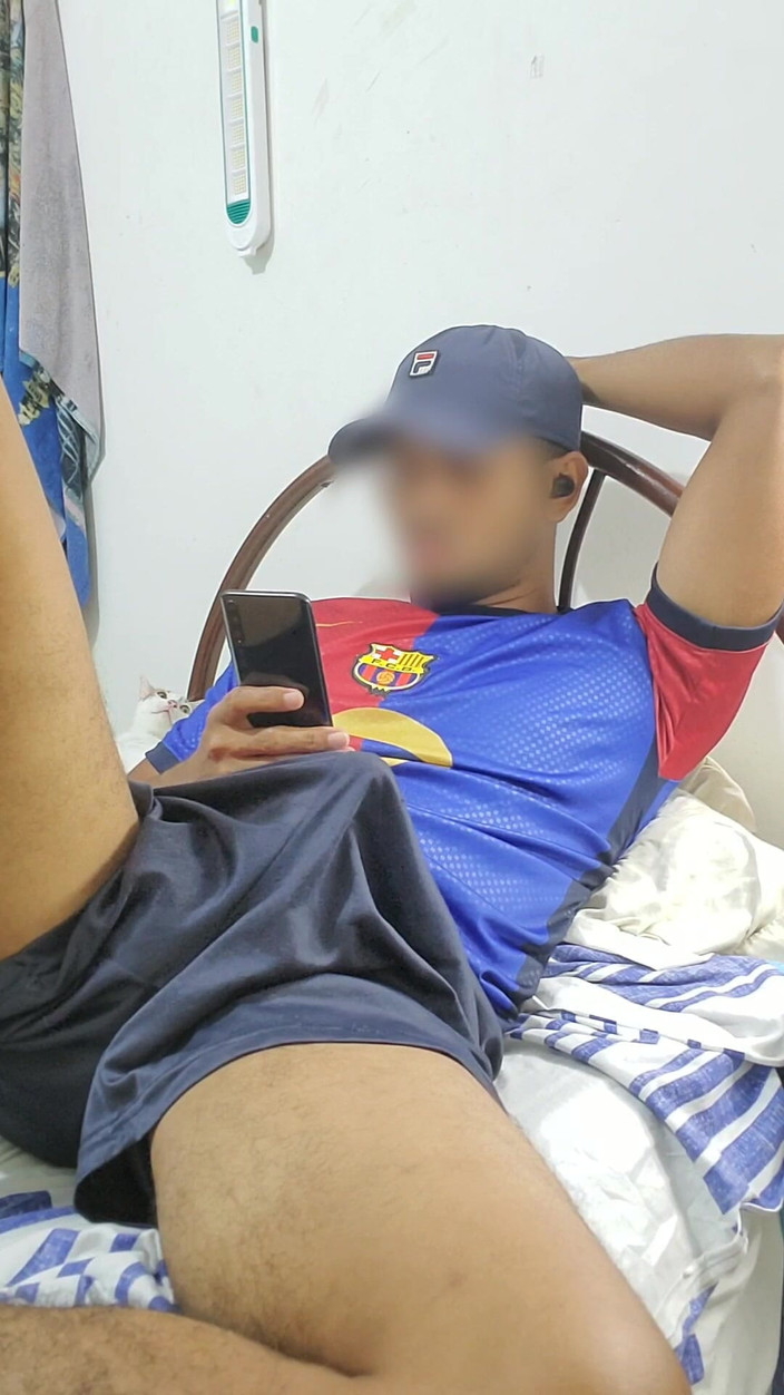 Charlieburrito: 男性在他的房间里看色情片