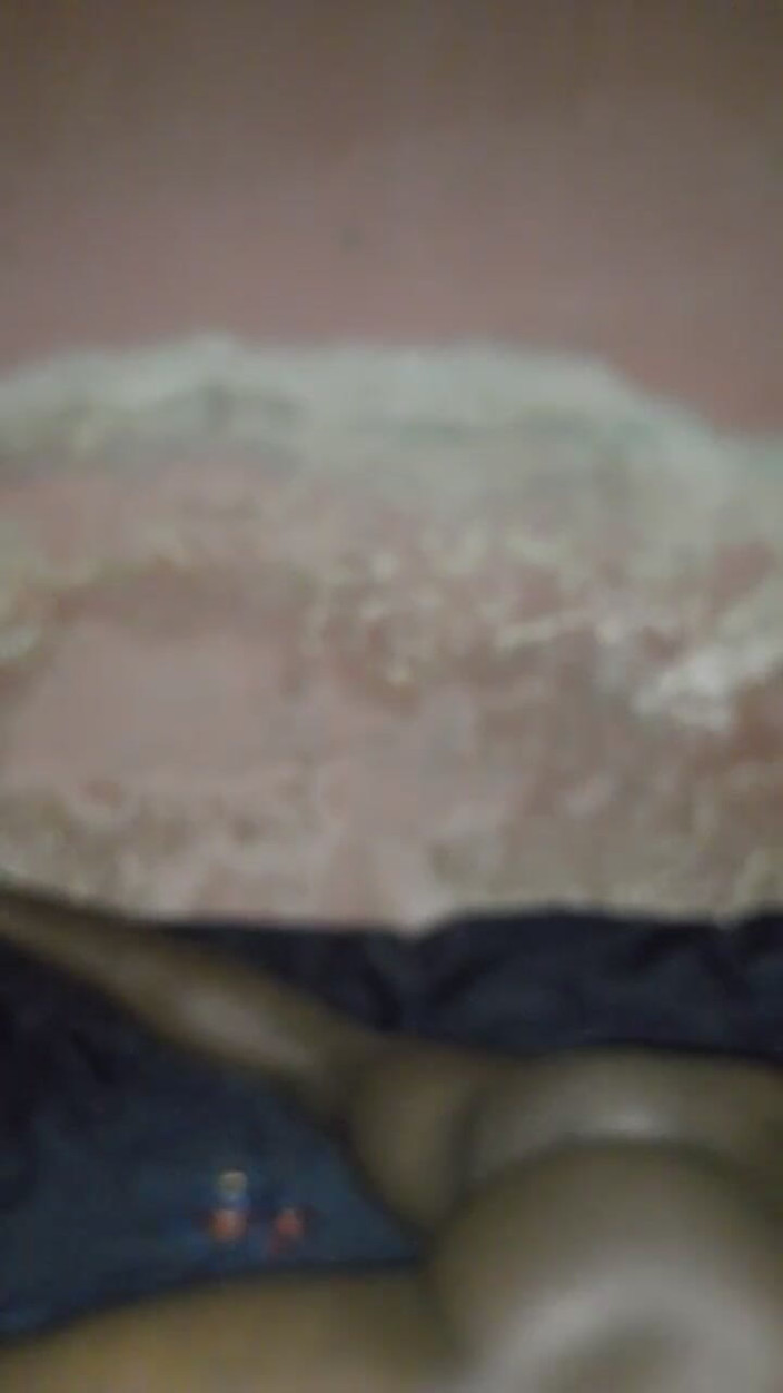 Masturbator emmy: ベッドパシッと