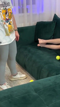 Una mazza da baseball, una cintura di pelle, palline da tennis e le sue gambe gigantesche trasformeranno i suoi testicoli in panna montata! Distruzione dell'inguine!