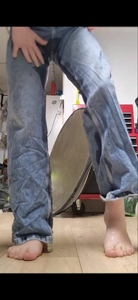 キルトにおしっこ、ゴミ箱に、ジーンズに、床のパンティに - 3本の動画