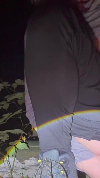 Masturbation avec de la lumière de chair dans la forêt