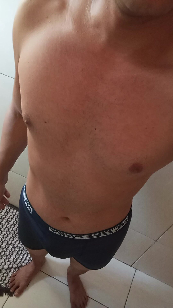 Ray Oliver: Jovem lésbica safada procurando diversão.