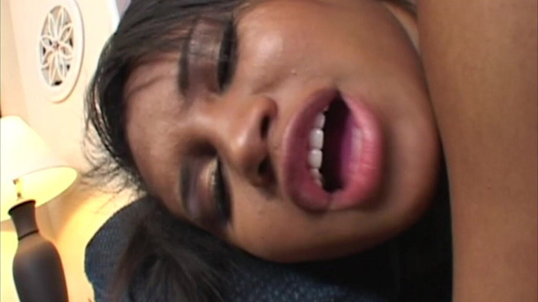 VHS-Vixxxen: Studentă străină își face sex cu gazda ei