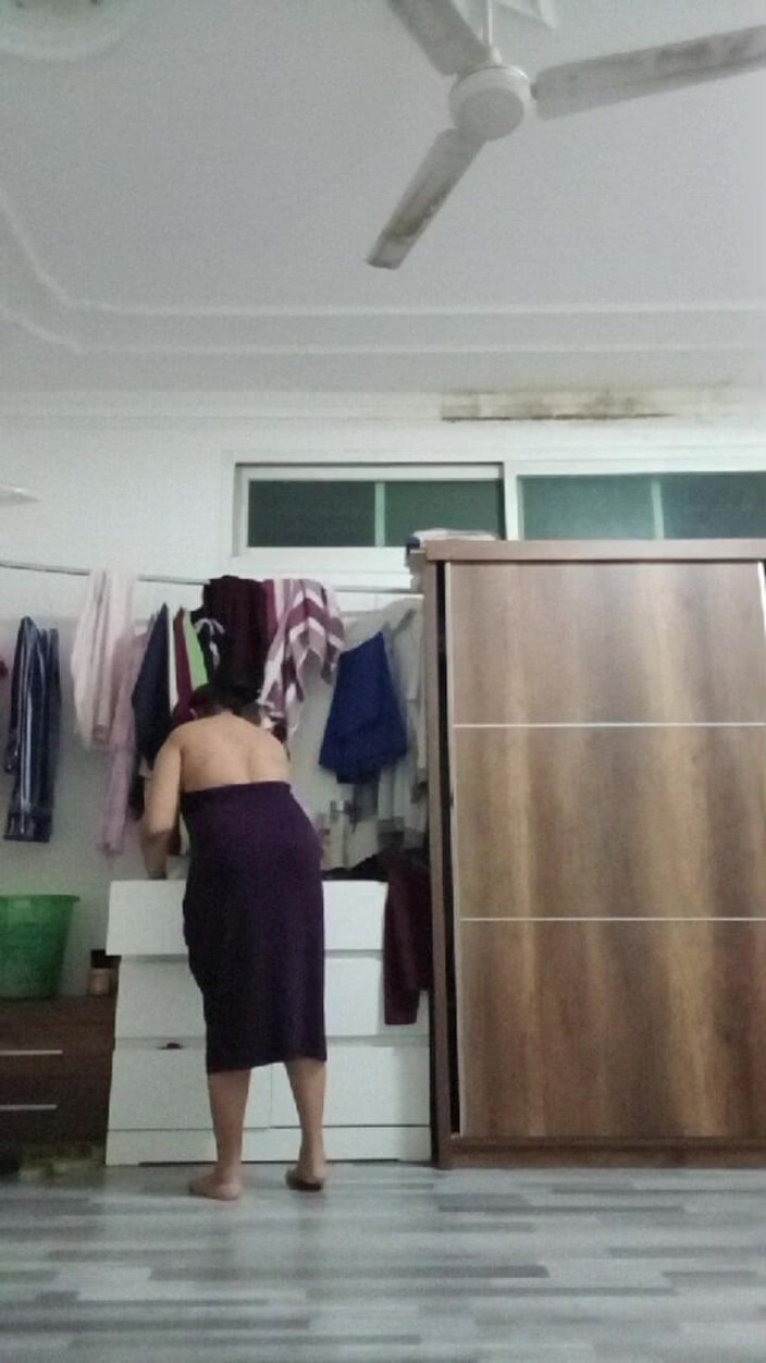 Xxxslf: Svléká se do šatů