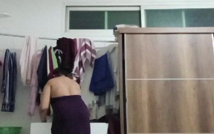 Xxxslf: Sie wechselt das kleid