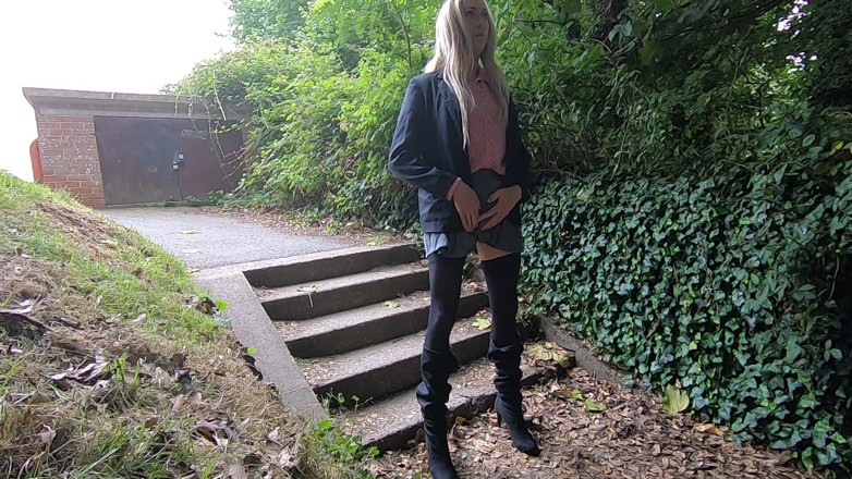 The Midnight Minx: Une salope étudiante attend son copain.