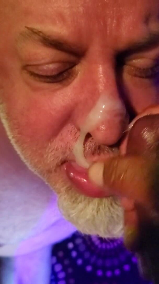 beardaddychub: Oso recibe un facial en la oficina