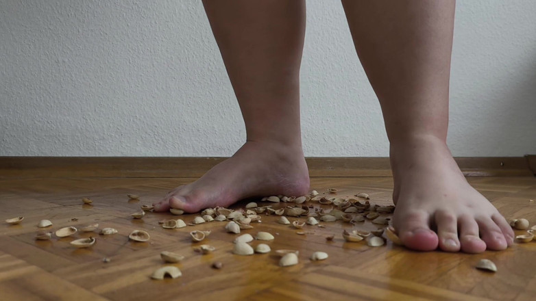 Your QueenXoXo: 130kg žena chodí po pistachio shells - křupavé zvuky