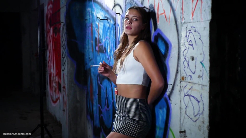 Russian Smokers: สาวรัสเซียเซ็กซี่สูบบุหรี่ Moody Studio