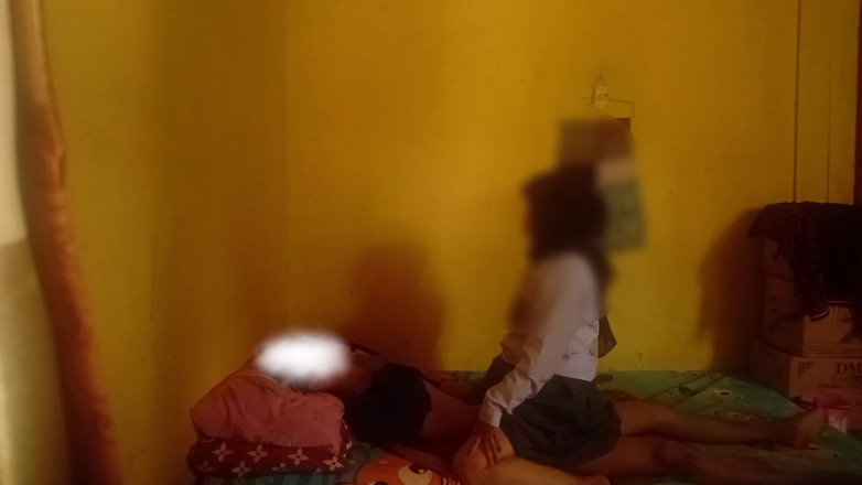 Famly sex: 大学から帰宅したティーンエイジャーが、誰もいないのに自分の継父の家にいる