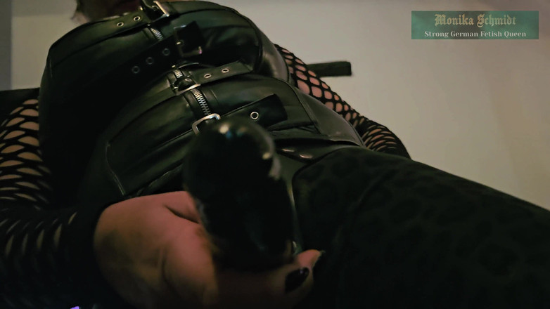 Strict Senz: Monika Schmidt uctívá mého ptáka kouření POV