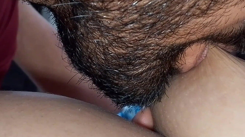 QueenbeautyQB: लड़की अपने प्रेमी को अपने घर आमंत्रित करती है क्योंकि उसका पति विदेश में है