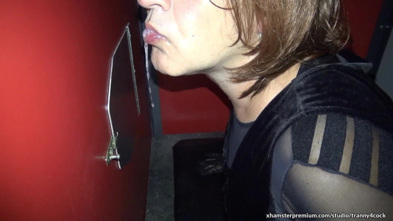 Tranny 4 cock: Sání spousty ptáků u gloryhole