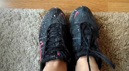 Foot Girls: Blonde beauty showing off her shoes