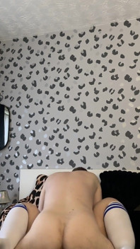 Maricas corno marido em meia arrastão fodendo esposa enquanto ela o humilha verbalmente