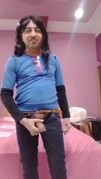 Cute & Nude Crossdresser: Симпатичный кроссдрессер-сисси фембой Sweet Lollipop в ее сладкой спальне.
