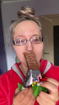 Dev götlü büyük dudaklı büyük gözlükler külodu azarlıyor protein bar