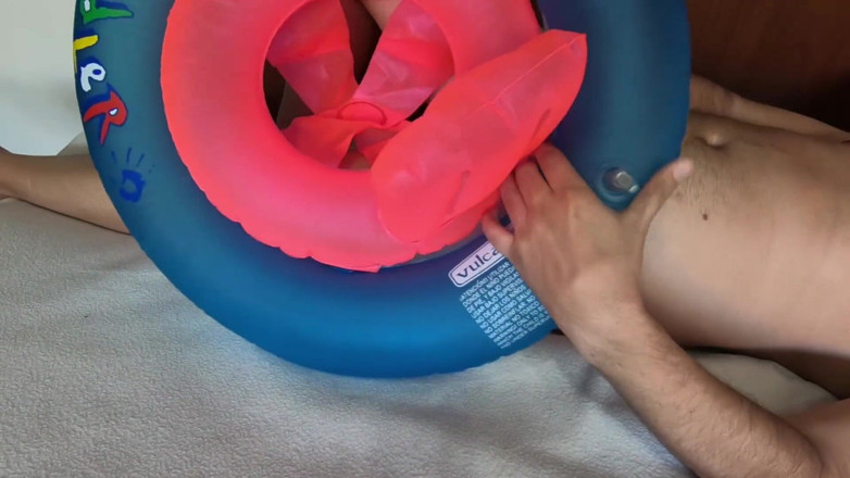Inflatable Lovers: phula dene yogy sviming ring ke saath khelna