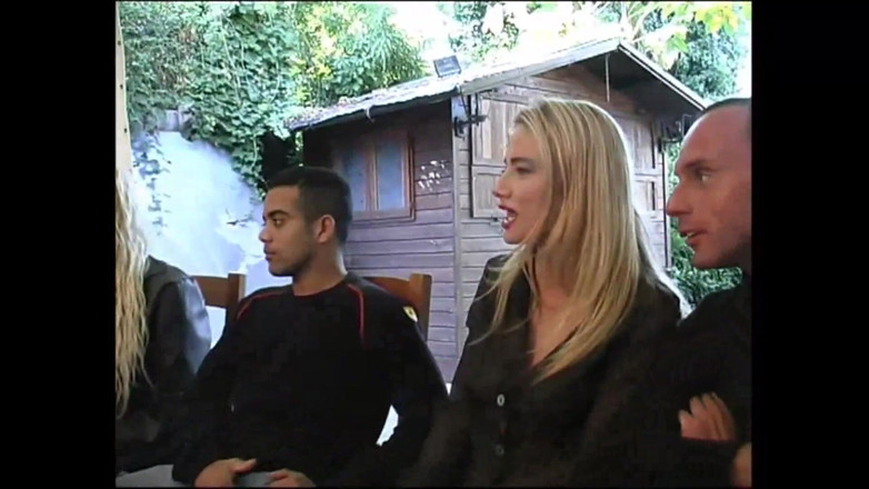 Bizzarre World: 素晴らしい女の子がお互いのマンコを舐め合い、その後彼らの足でイク間のビンテージレズビアン乱交