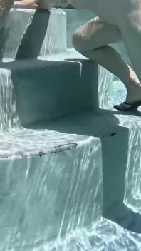 Tiros en la piscina sobre / bajo el agua y una ducha al aire libre larga y en cámara lenta