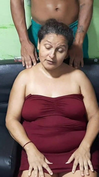 Lahodná erotická masáž s touto sexy MILF