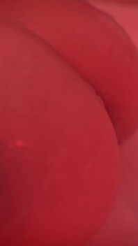 Een meisje met een uitstekend figuur heeft plezier in de badkamer met een dildo
