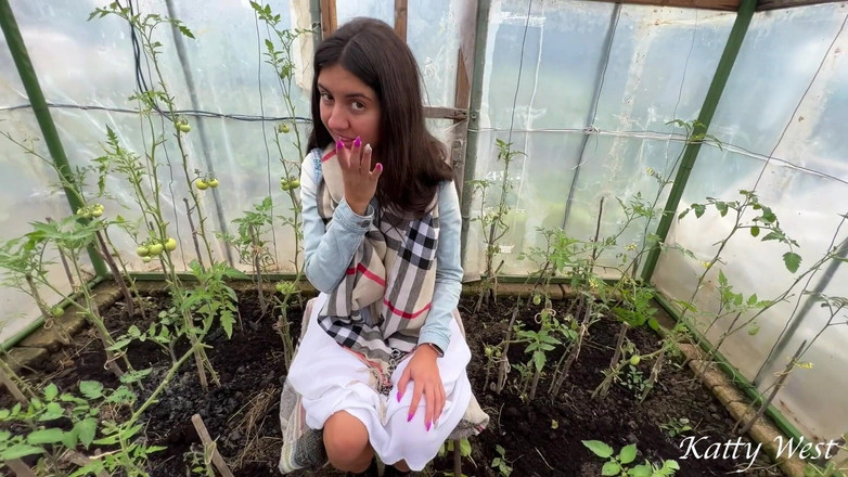 Katty West: Ein dorfmädchen in ihrem garten gefickt, während ihr ehemann nicht...