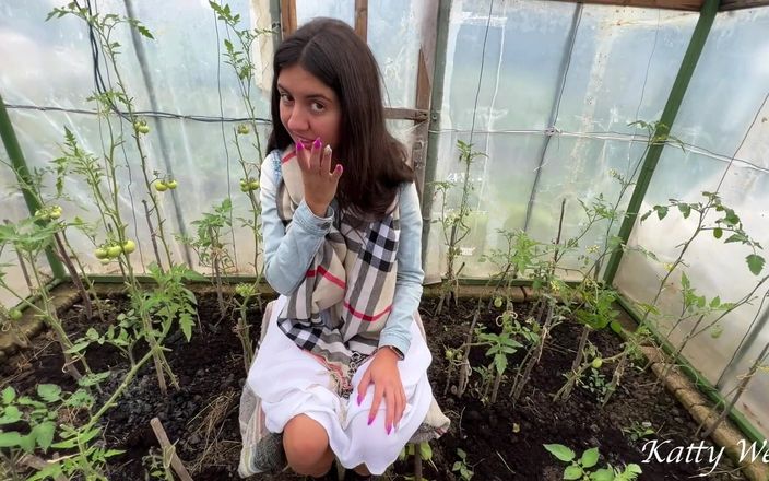 Katty West: J’ai baisé une villageoise dans son jardin pendant que son...