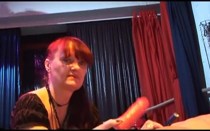 Deutsche Camgirls: 一个戴面具的德国婊子在3P中被绑住并被性交
