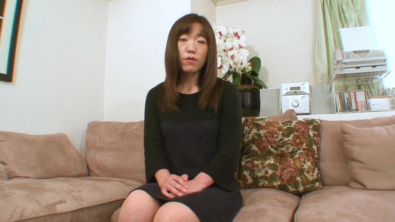 Japan Lust: Japonesa madura esguicha por todo o sofá em expectativa