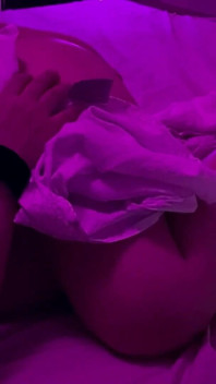 Un beau-fils surprend sa belle-mère en train de se masturber, elle était tellement excitée en faisant rebondir ses gros seins et son gros cul en se faisant fesser le cul