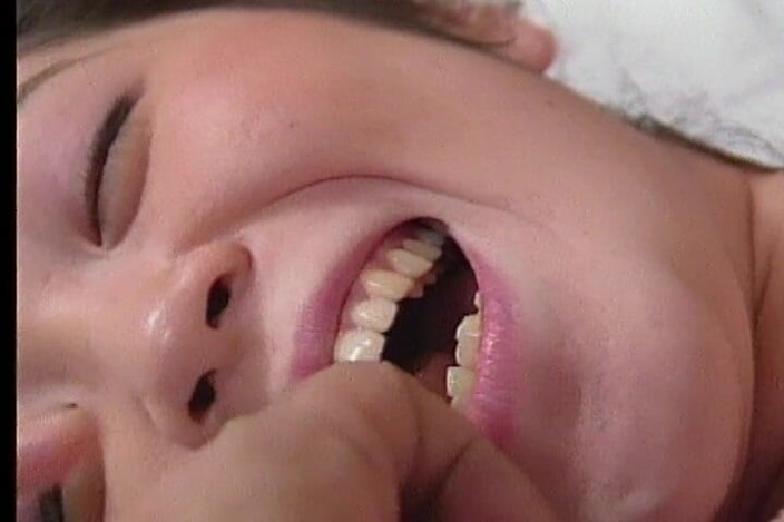 Asian Mature Climax: Vacker tonåring från Asien får sina små bröst täckta i...