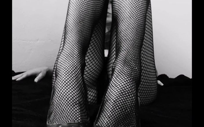 Maria Von Schnee: Compilation de résille et de talons