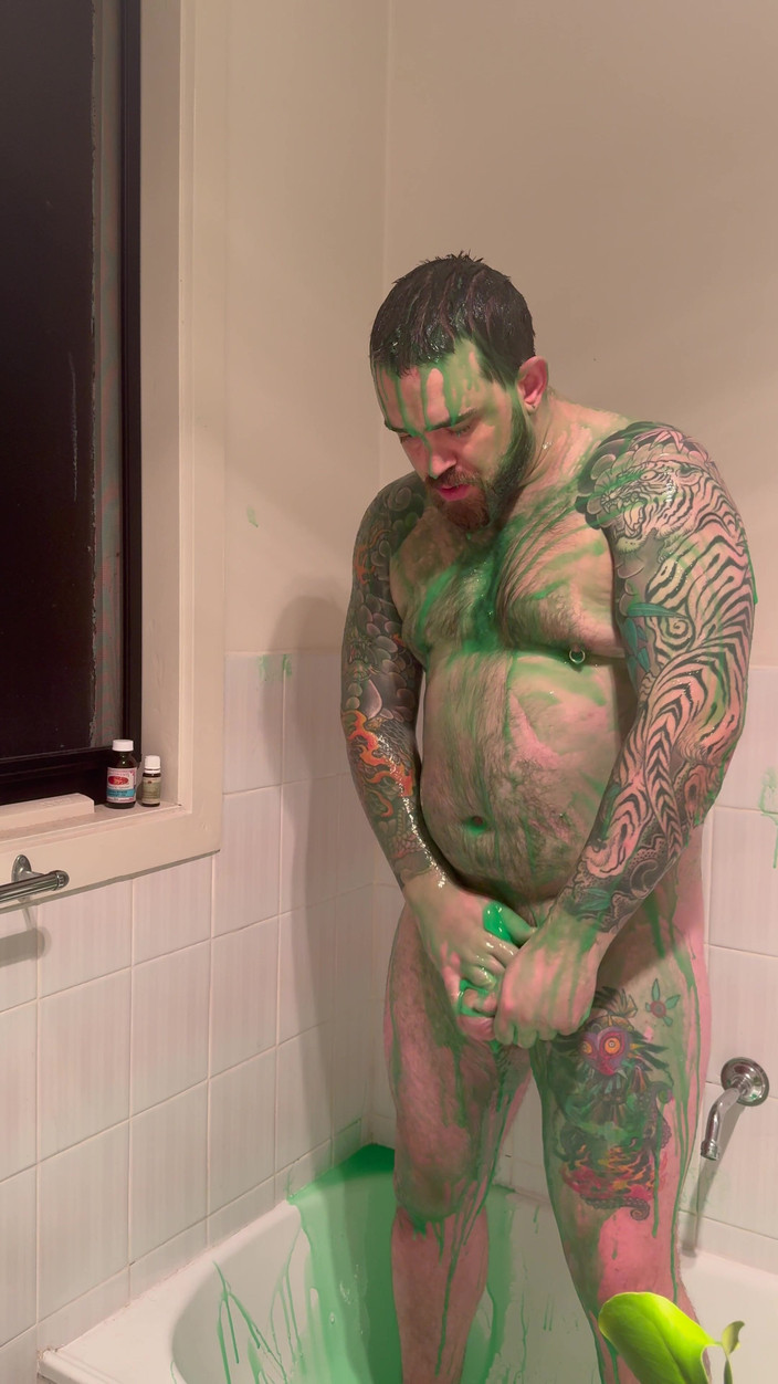 Keller Wolfe: Oso gordito se cubre de limo y se masturba