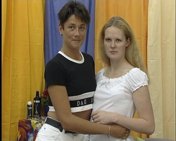YOUR FIRST PORN: Beso caliente y orgasmo con Anja y Sandy