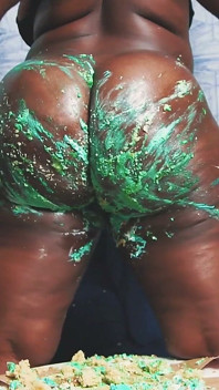 Penghancur Kek Hari Jadi Pearl - Sensual Basah & Pantat Kucap Duduk