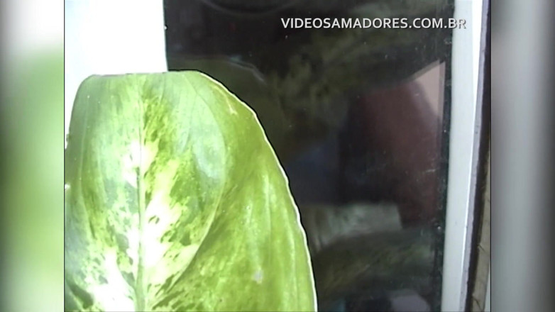 Amateurs videos: Un homme surprend sa copine bisexuelle en train de coucher...