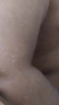 Une belle-mère prend une douche avec ses seins sexy et sa chatte sexy