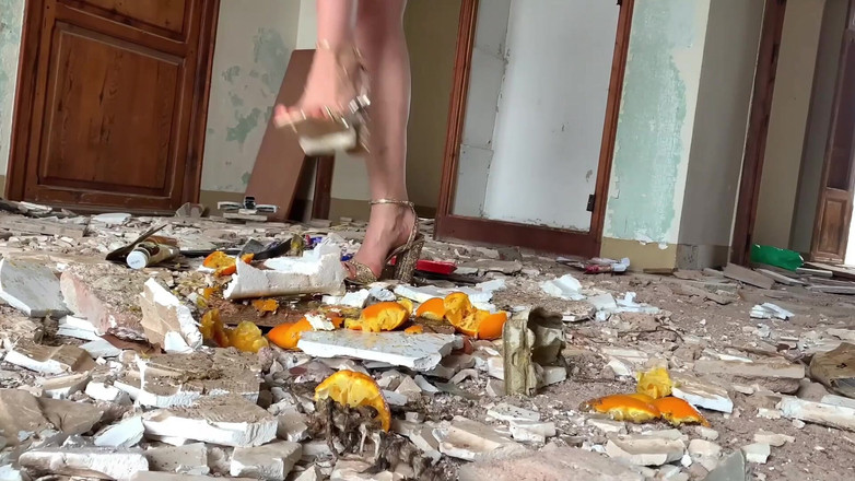 DINA LIGHT: Schiacciata sotto i tacchi