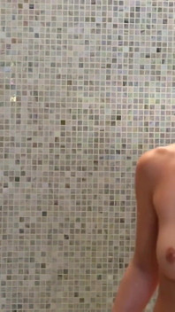 Une fille à forte poitrine fournit un massage et se fait baiser