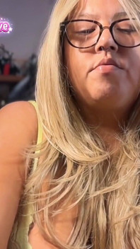 Rantaian MILF montel dengan tetek kendur gangsa Longs & Inhales Perancis dalam Pakaian Dalam Hijau Neon Green